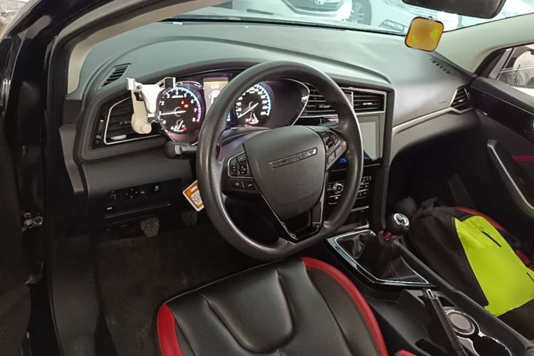 Used Venucia D60 2018 1.6L Manual Smart Connect Elite Edition Center Console