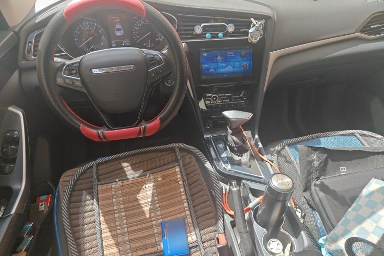 Used Venucia D60 2018 1.6L CVT Smart Connect Elite Edition Center Console