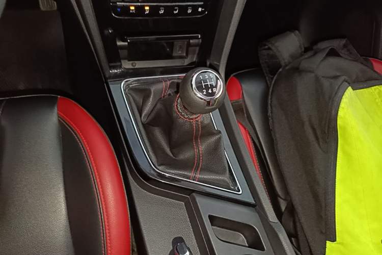 Used Venucia D60 2018 1.6L Manual Smart Connect Elite Edition Gear Lever