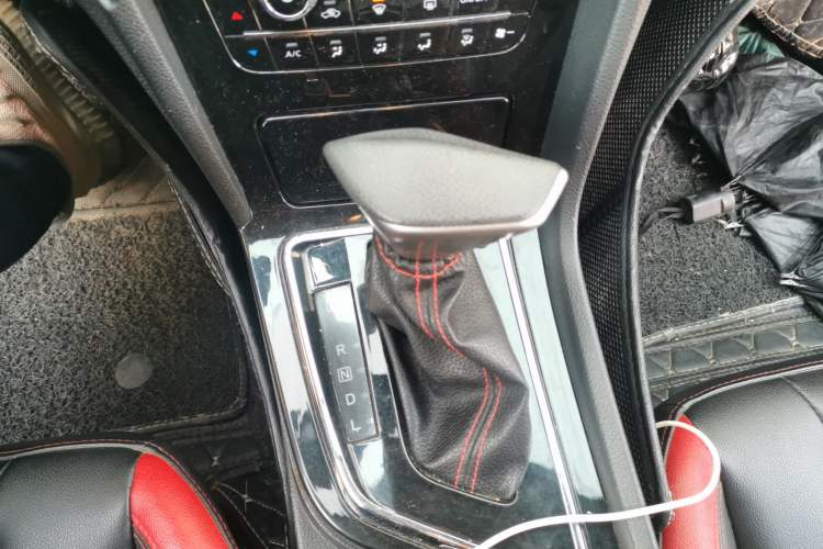 Used Venucia D60 2018 1.6L CVT Smart Connect Elite Edition Gear Lever