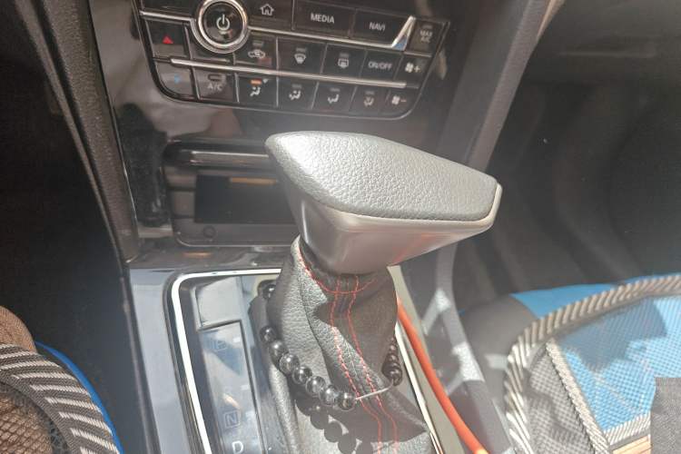 Used Venucia D60 2018 1.6L CVT Smart Connect Elite Edition Gear Lever