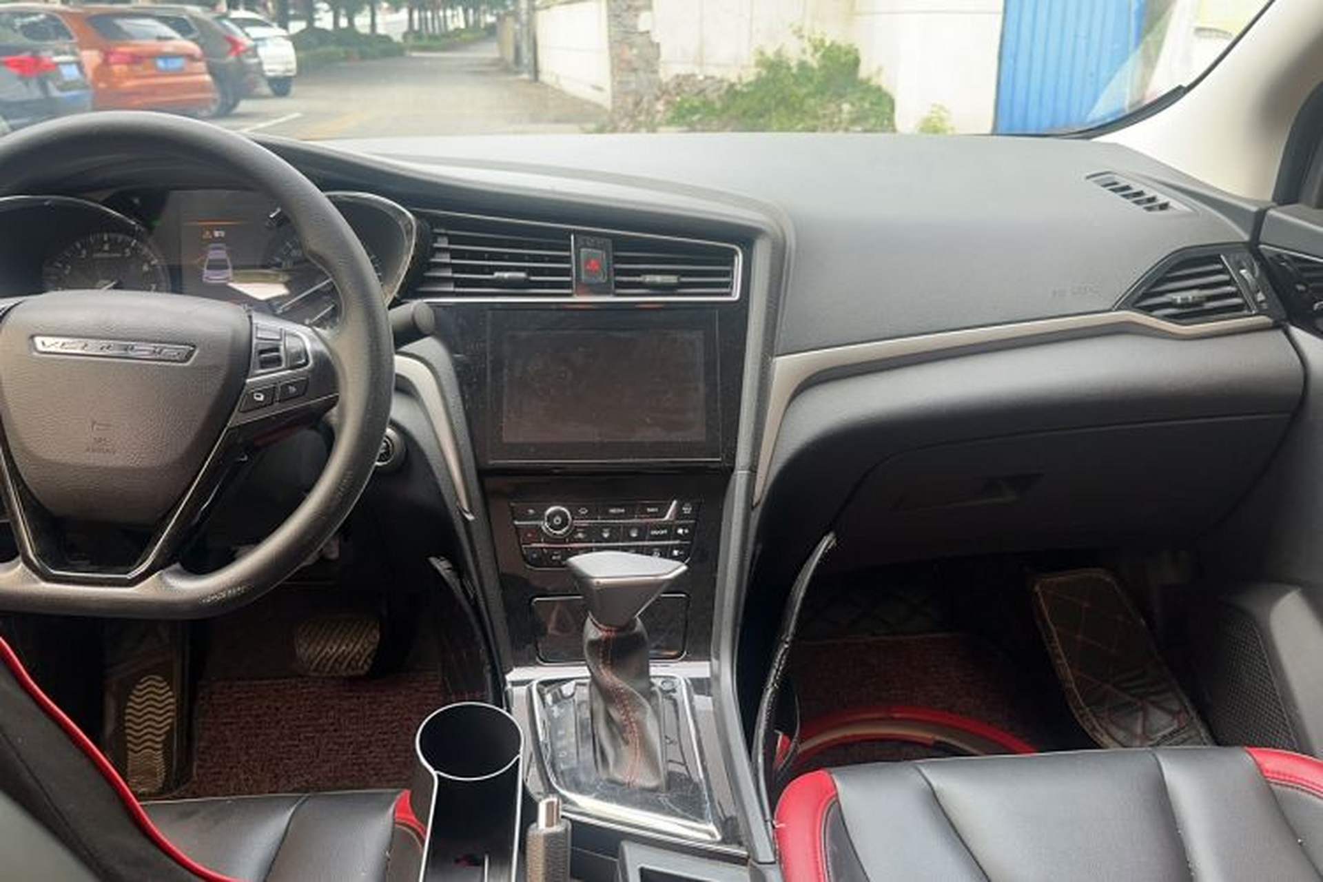 Used Venucia D60 2018 1.6L CVT Smart Connect Elite Edition Interior 3