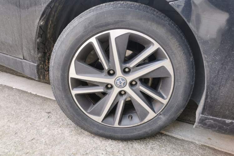 Used Venucia D60 2018 1.6L CVT Smart Connect Elite Edition Right Front Wheel Hub