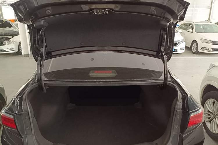 Used Venucia D60 2018 1.6L Manual Smart Connect Elite Edition Trunk