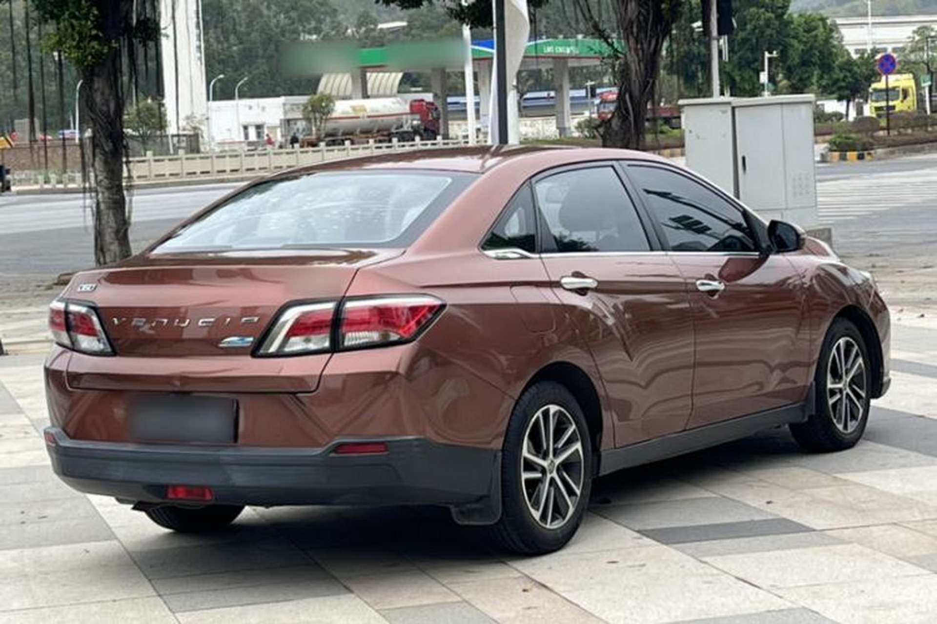 Used Venucia D60 2018 1.6L CVT Smart Connect Elite Edition Exterior 6
