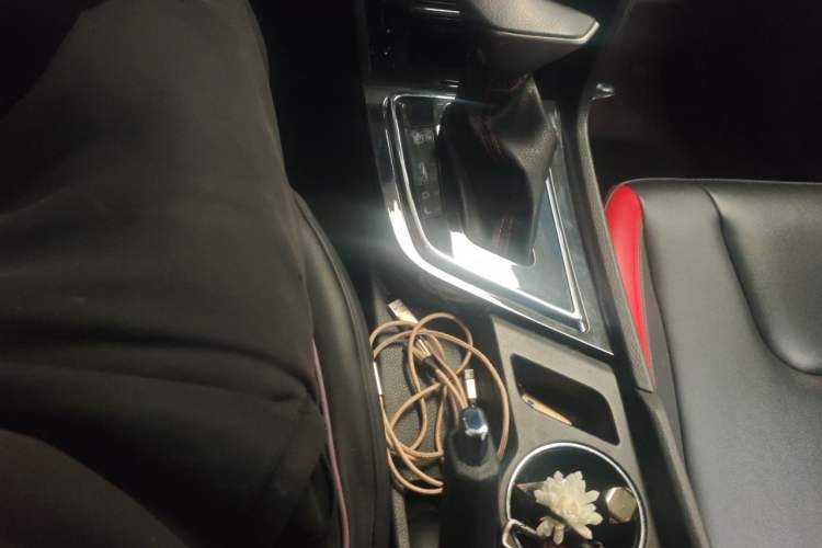 Used Venucia D60 2018 1.6L CVT Smart Connect Elite Edition Gear Lever