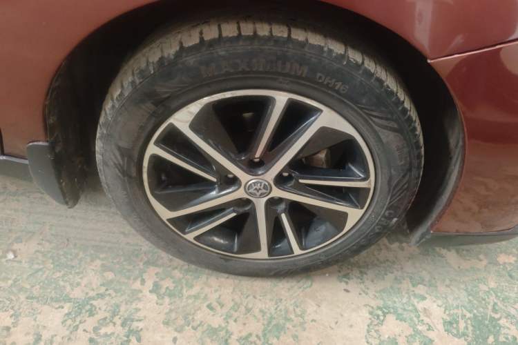 Used Venucia D60 2018 1.6L CVT Smart Connect Elite Edition Right Front Wheel Hub