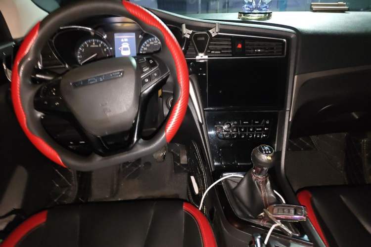 Used Venucia D60 2018 1.6L Manual Smart Connect Elite Edition Center Console