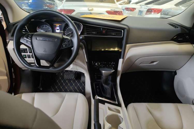 Used Venucia D60 2018 1.6L CVT Smart Connect Elite Edition Center Console