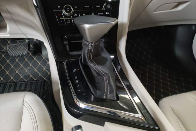 Used Venucia D60 2018 1.6L CVT Smart Connect Elite Edition Gear Lever