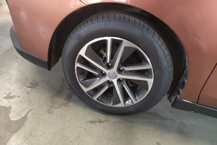 Used Venucia D60 2018 1.6L CVT Smart Connect Elite Edition Left Front Wheel Hub