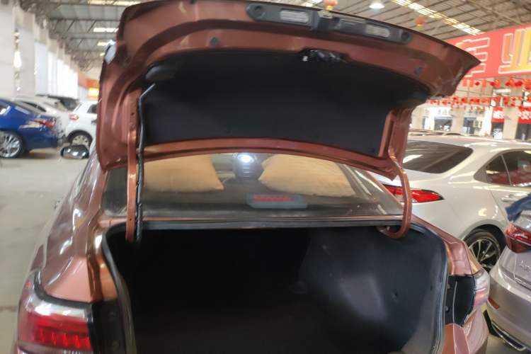 Used Venucia D60 2018 1.6L CVT Smart Connect Elite Edition Trunk