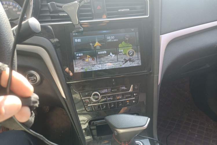 Used Venucia D60 2018 1.6L CVT Smart Connect Elite Edition Audio And AC Panel