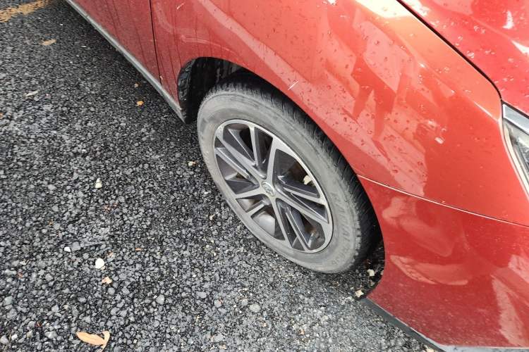 Used Venucia D60 2018 1.6L CVT Smart Connect Elite Edition Right Front Wheel Hub