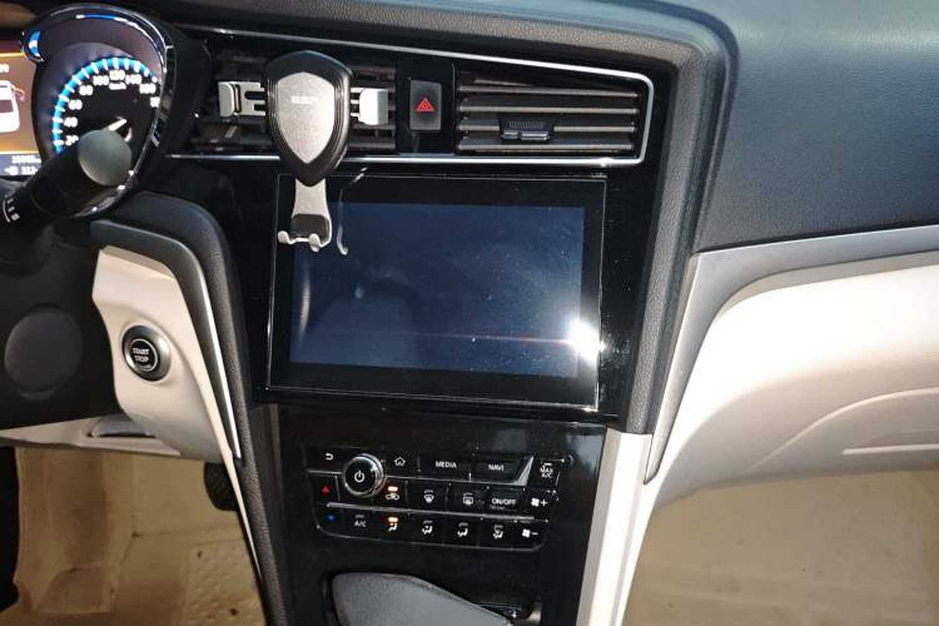 Used Venucia D60 2018 1.6L CVT Smart Connect Elite Edition Audio And AC Panel