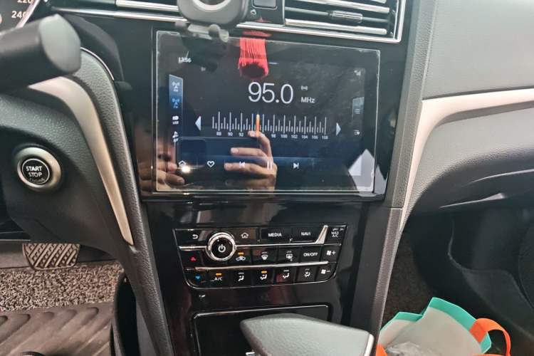 Used Venucia D60 2018 1.6L CVT Smart Connect Elite Edition Audio And AC Panel