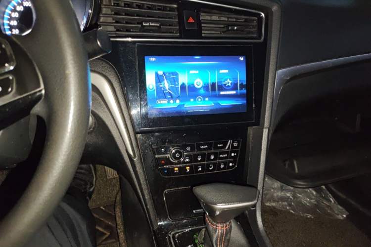 Used Venucia D60 2018 1.6L CVT Smart Connect Elite Edition Audio And AC Panel