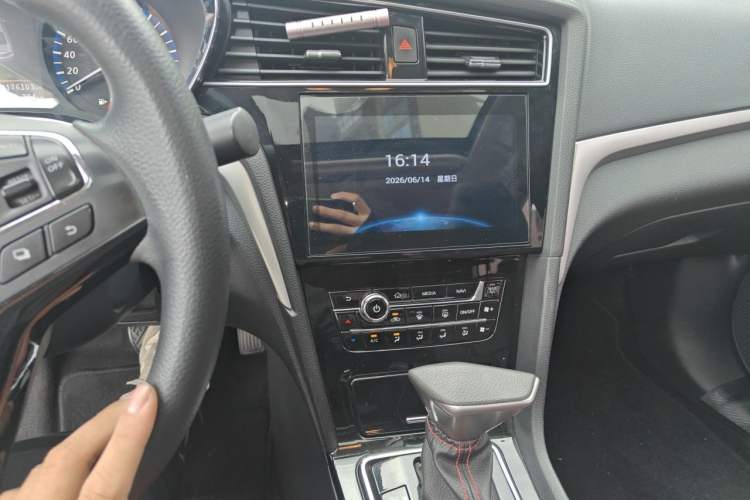 Used Venucia D60 2018 1.6L CVT Smart Connect Elite Edition Audio And AC Panel