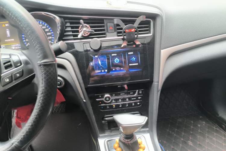 Used Venucia D60 2018 1.6L CVT Smart Connect Elite Edition Audio And AC Panel