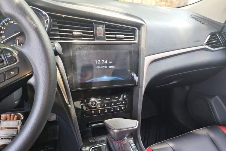 Used Venucia D60 2018 1.6L CVT Smart Connect Elite Edition Audio And AC Panel