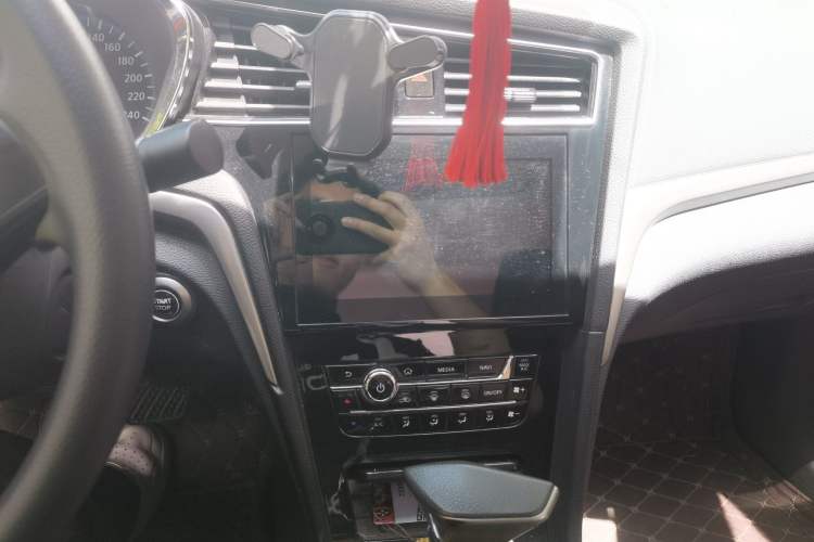 Used Venucia D60 2018 1.6L CVT Smart Connect Elite Edition Audio And AC Panel