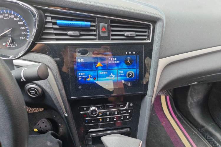 Used Venucia D60 2018 1.6L CVT Smart Connect Elite Edition Audio And AC Panel
