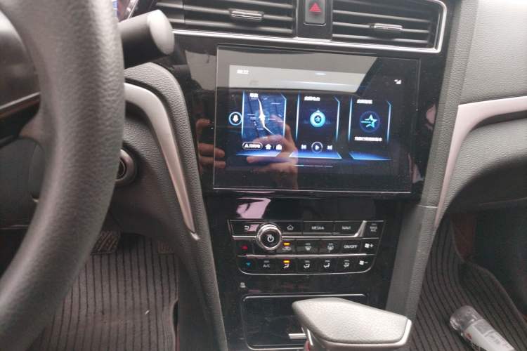 Used Venucia D60 2018 1.6L CVT Smart Connect Elite Edition Audio And AC Panel