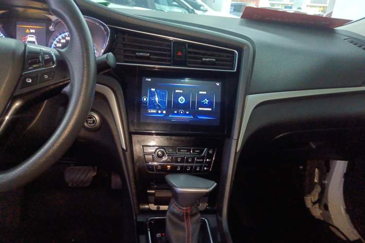 Used Venucia D60 2018 1.6L CVT Smart Connect Elite Edition Audio And AC Panel