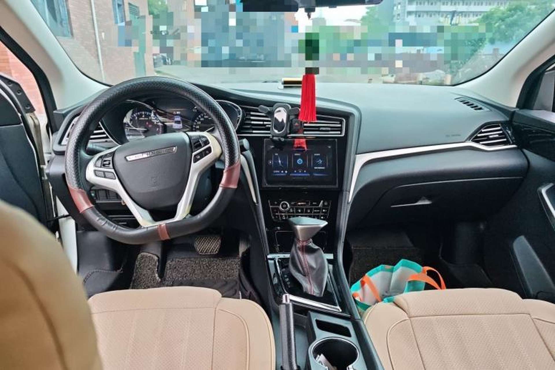 Used Venucia D60 2018 1.6L CVT Smart Connect Elite Edition Center Console