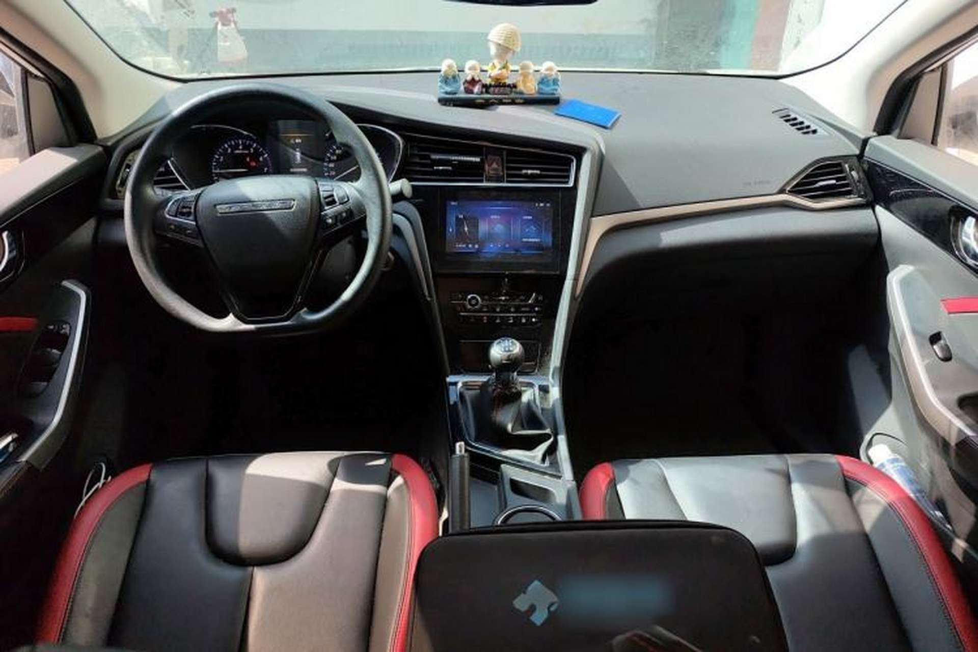 Used Venucia D60 2018 1.6L Manual Smart Connect Elite Edition Center Console