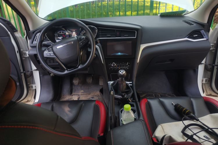 Used Venucia D60 2018 1.6L Manual Smart Connect Elite Edition Center Console