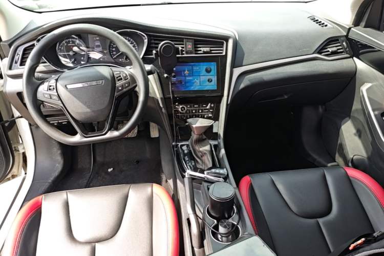 Used Venucia D60 2018 1.6L CVT Smart Connect Elite Edition Center Console