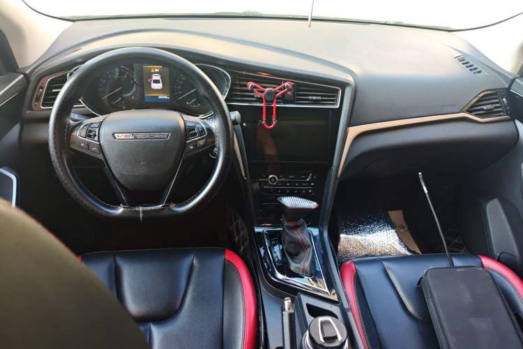 Used Venucia D60 2018 1.6L CVT Smart Connect Elite Edition Center Console