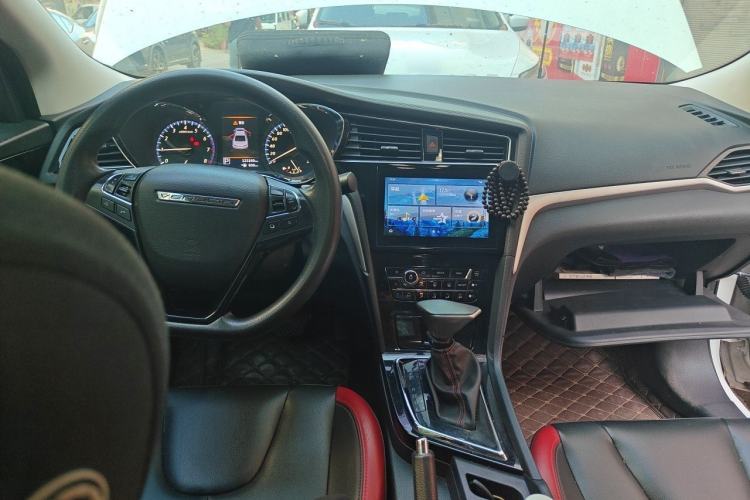 Used Venucia D60 2018 1.6L CVT Smart Connect Elite Edition Center Console