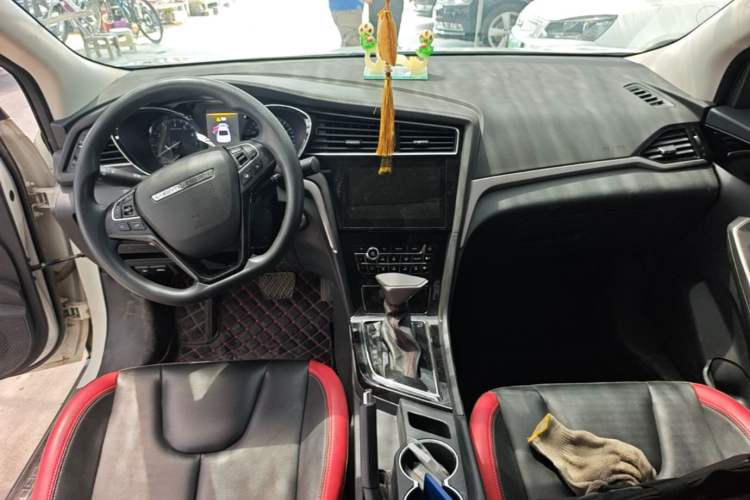 Used Venucia D60 2018 1.6L CVT Smart Connect Elite Edition Center Console