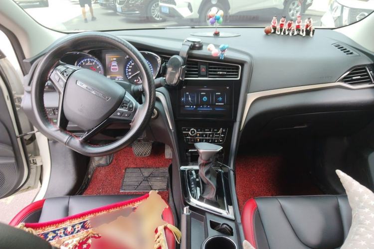 Used Venucia D60 2018 1.6L CVT Smart Connect Elite Edition Center Console