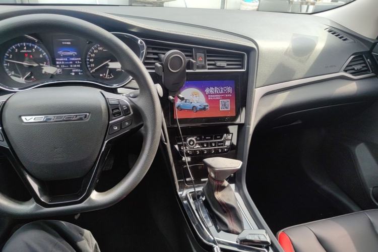 Used Venucia D60 2018 1.6L CVT Smart Connect Elite Edition Center Console