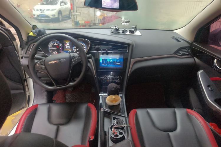 Used Venucia D60 2018 1.6L Manual Smart Connect Elite Edition Center Console