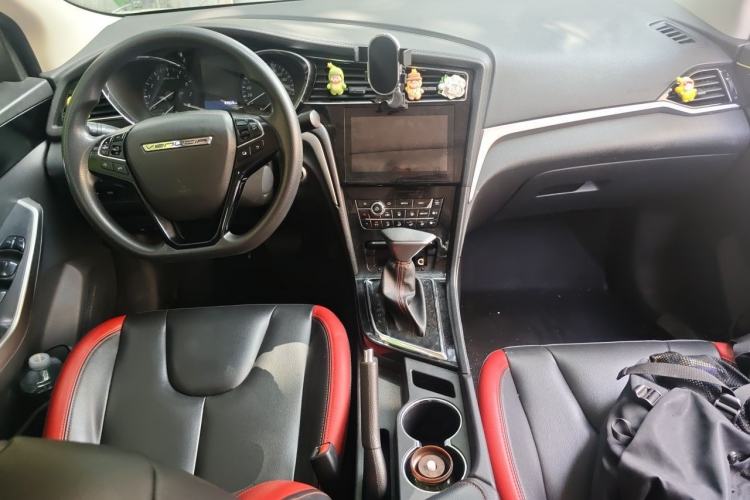 Used Venucia D60 2018 1.6L CVT Smart Connect Elite Edition Center Console