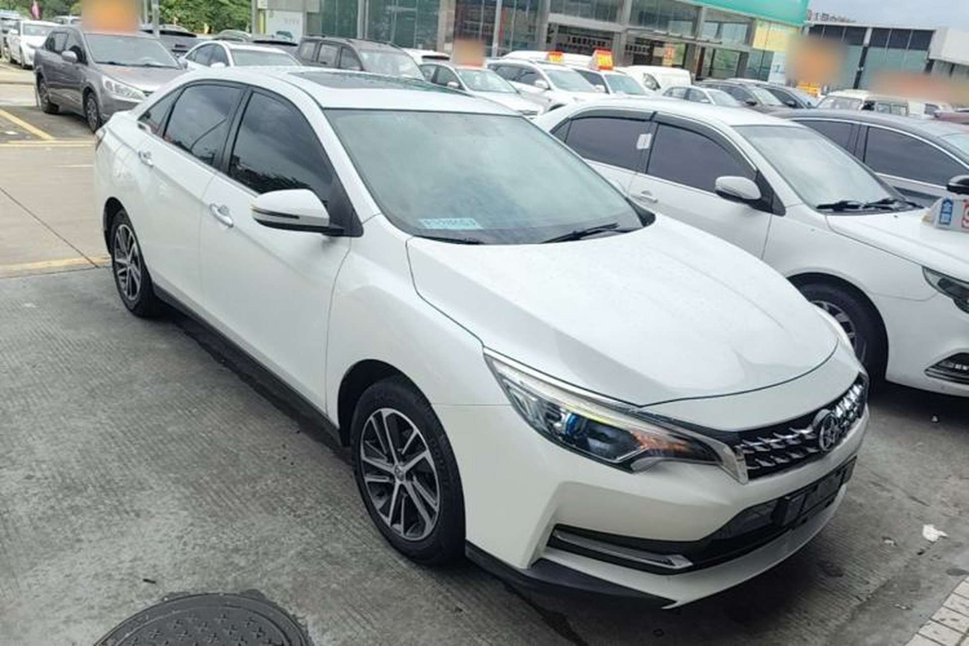 Used Venucia D60 2018 1.6L CVT Smart Connect Elite Edition Front Right 45 Deg