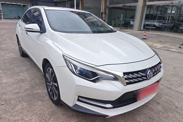 Used Venucia D60 2018 1.6L CVT Smart Connect Luxury Edition Front Right 45 Deg