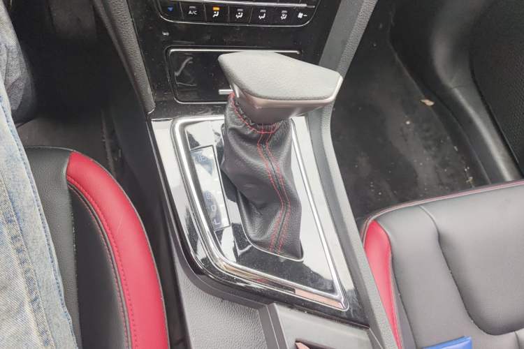 Used Venucia D60 2018 1.6L CVT Smart Connect Elite Edition Gear Lever