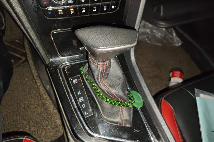 Used Venucia D60 2018 1.6L CVT Smart Connect Elite Edition Gear Lever