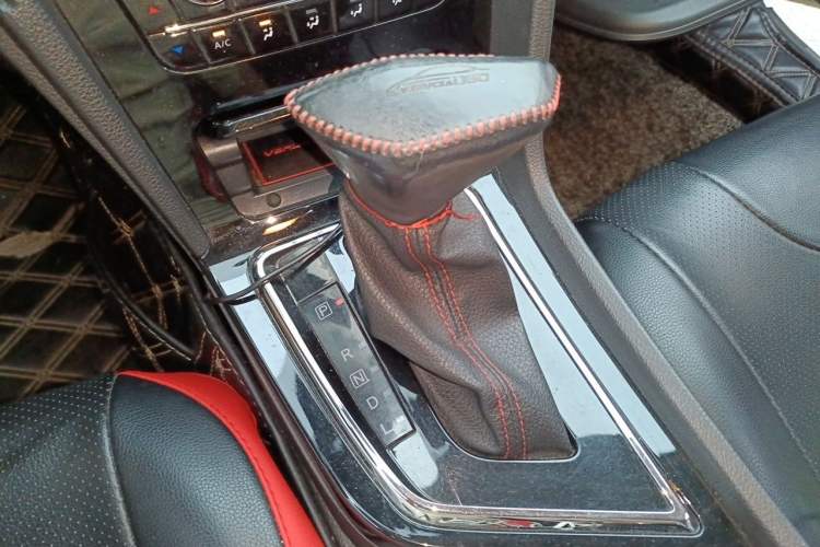 Used Venucia D60 2018 1.6L CVT Smart Connect Luxury Edition Gear Lever
