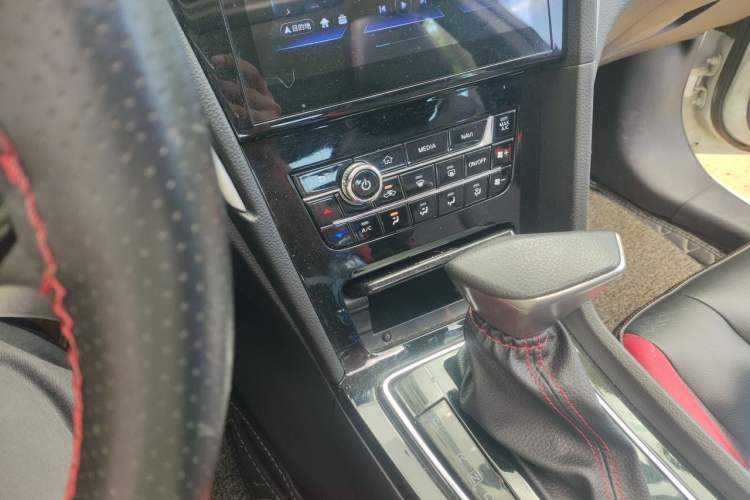 Used Venucia D60 2018 1.6L CVT Smart Connect Elite Edition Gear Lever
