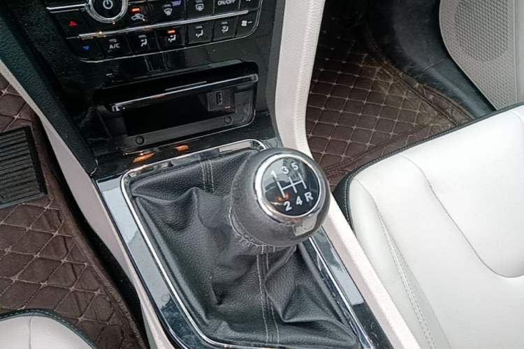 Used Venucia D60 2018 1.6L Manual Smart Connect Elite Edition Gear Lever