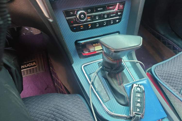 Used Venucia D60 2018 1.6L CVT Smart Connect Elite Edition Gear Lever