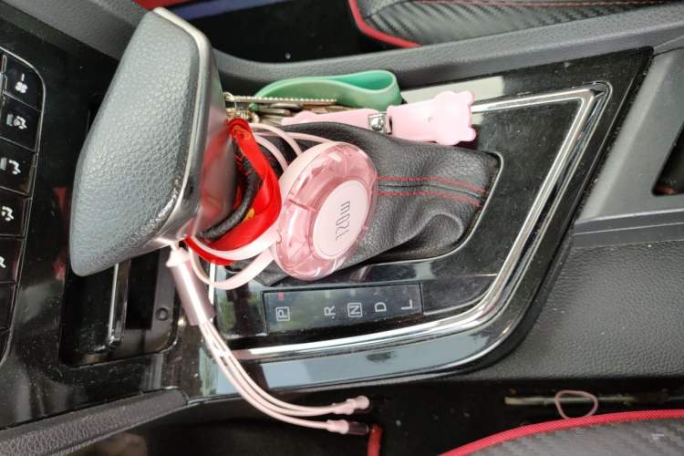 Used Venucia D60 2018 1.6L CVT Smart Connect Luxury Edition Gear Lever