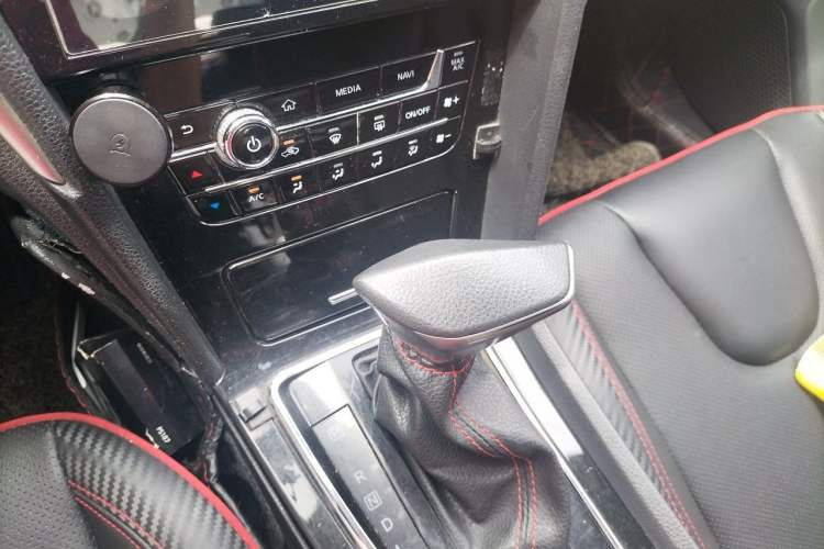 Used Venucia D60 2018 1.6L CVT Smart Connect Luxury Edition Gear Lever