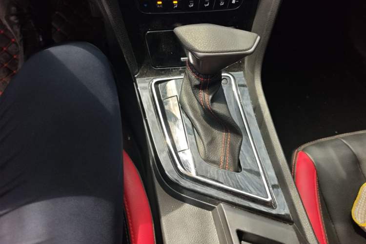 Used Venucia D60 2018 1.6L CVT Smart Connect Elite Edition Gear Lever